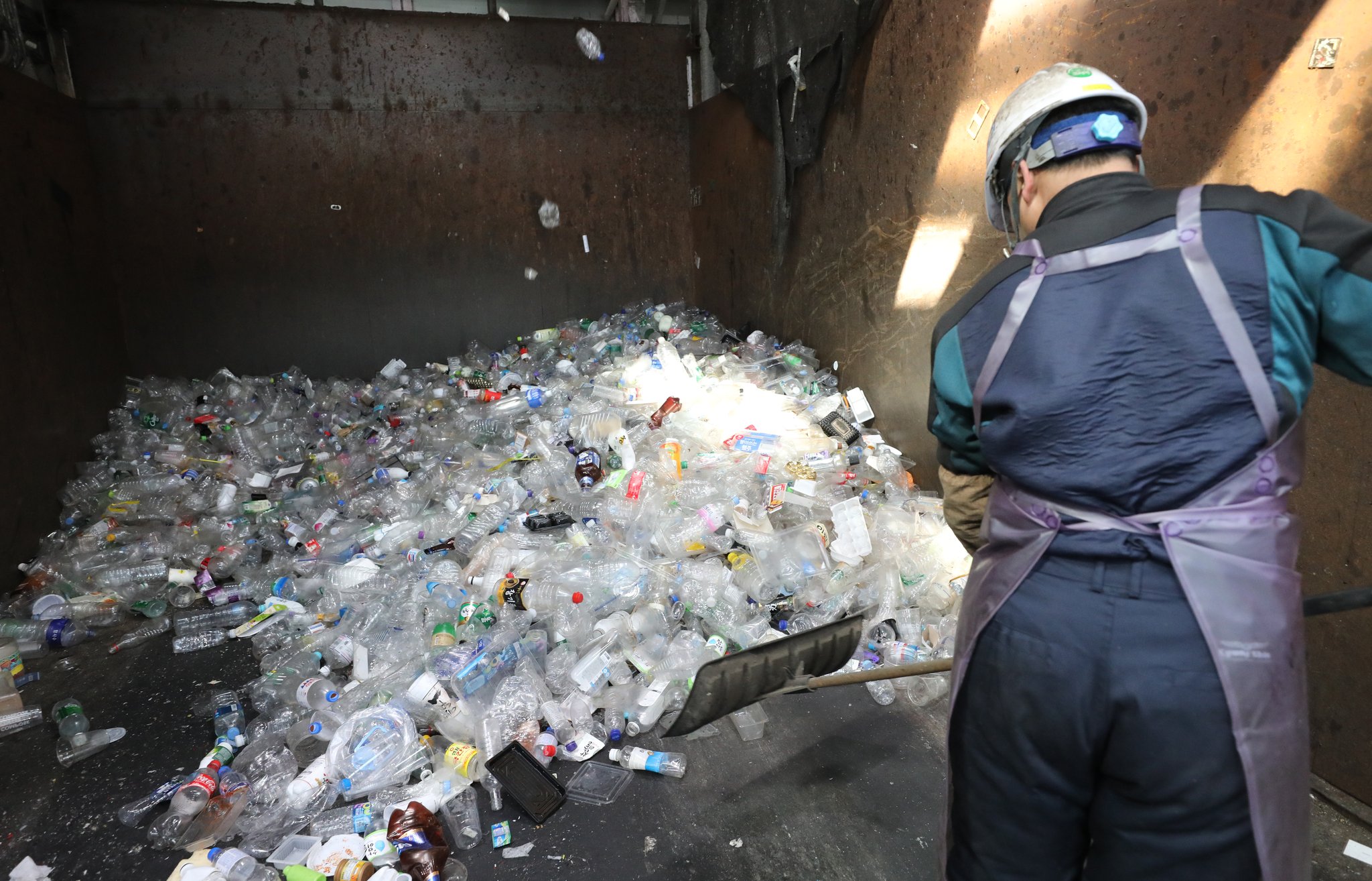 경기도의 한 재활용센터에서 수거한 투명 페트병을 정리하는 모습. 뉴스1