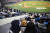 지난해 11월 1일 오후 서울 송파구 잠실야구장에서 열린 프로야구 경기에서 관중이 치맥 응원을 하고 있다. 연합뉴스