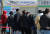 8일 오전 서울역 광장에 마련된 코로나19 임시 선별검사소에서 시민들이 검사를 받기 위해 기다리고 있다. 연합뉴스