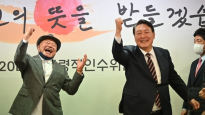尹과 '합동 어퍼컷' 날린 김흥국 "너무 통쾌하고 감명 깊었다"