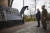 키이우를 방문한 보리스 존슨 영국 총리가 볼로디미르 젤렌스키 우크라이나 대통령과 함께 2014년 빅토르 야누코비치 전 우크라이나 대통령을 축출한 시위 희생자 기념탑을 참배하고 있다. AP=연합뉴스