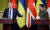 보리스 존슨 영국 총리가 9일 우크라이나 수도 키이우를 전격 방문해 볼로디미르 젤렌스키 우크라이나 대통령과 정상회담을 한 뒤 공동 기자회견을 하며 젤렌스키 대통령을 향해 엄지를 치켜들고 있다. 로이터=연합뉴스