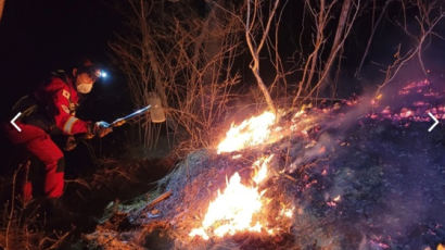 군위군 옥녀봉 산불 야간진화 돌입…강풍으로 진화 난항