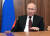 블라디미르 푸틴 러시아 대통령이 21일(현지시간) 크렘린궁에서 대국민 TV 연설을 통해 우크라이나 동부 지역에 평화유지군을 보내기로 결정한 배경을 설명하고 있다. [로이터=연합뉴스]