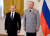 지난 2016년 블라디미르 푸틴 러시아 대통령(왼쪽)이 알렉산드르 드보르니코프 사령관에게 '러시아연방 영웅상'을 수여하고 기념촬영을 하고 있다. [로이터=연합뉴스]