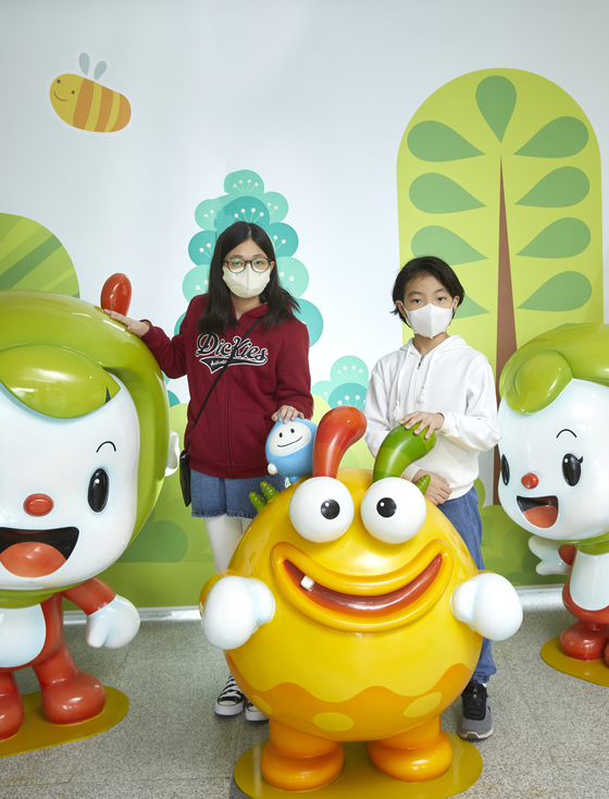 김세아(왼쪽) 학생기자·홍승현 학생모델이 수원시환경성질환아토피센터를 방문해 아토피피부염에 대해 알아봤다.