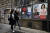프랑스 포르도 지역의 유권자들이 대선 홍보물 앞을 지나고 있다. [AFP=연합뉴스]