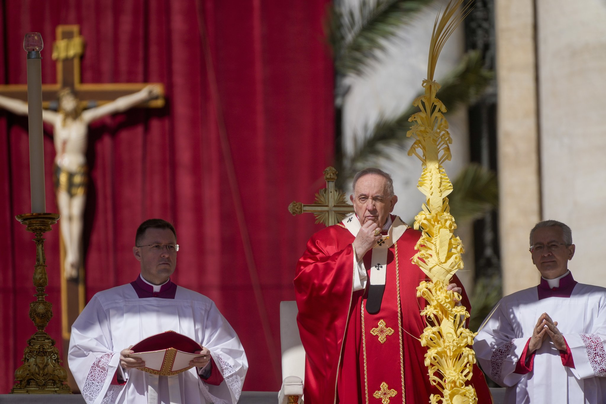 프란치스코 교황이 10일 바티칸 성베드로 성당에서 종려 가지를 들고 미사를 집전하고 있다. AP=연합뉴스