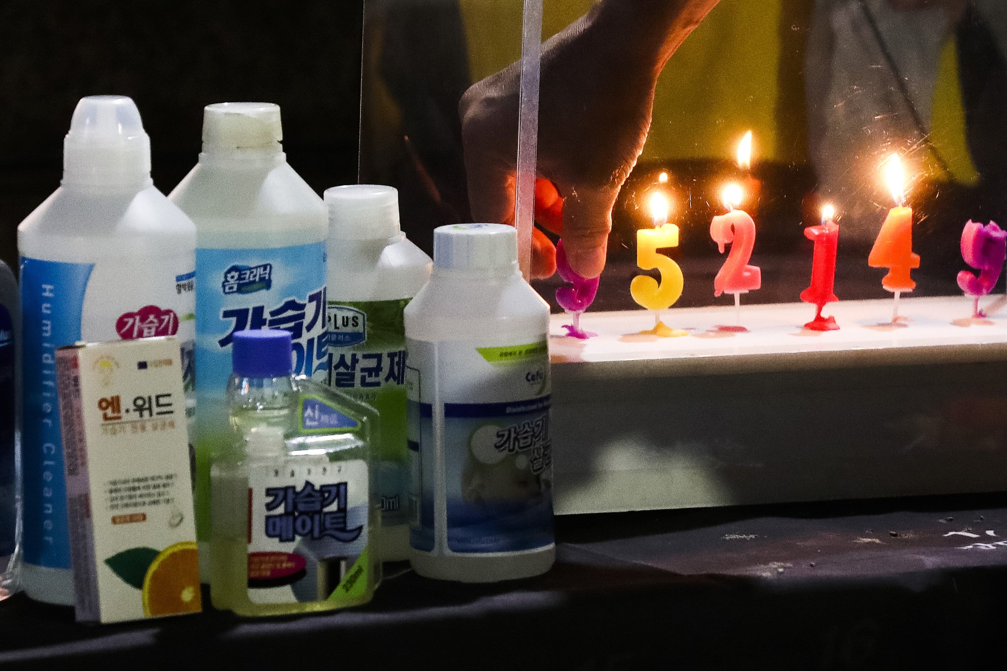 가습기 살균제 참사가 알려진 지 10년을 맞기 하루 전날인 지난해 8월 30일 서울 SK 서린빌딩 앞에서 피해자 구제 및 배보상 문제의 조속한 해결을 촉구하는 촛불 집회가 열리고 있다.  뉴스1