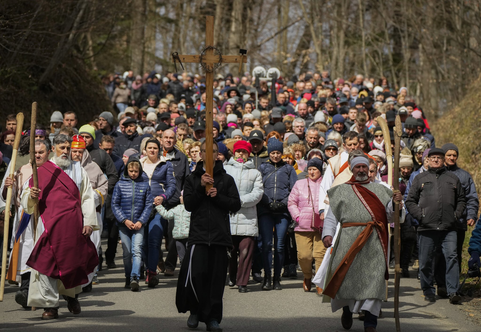 폴란드 프셰미실의 기독교인들이 10일 종려 주일 행사에 참석해 행진하고 있다. 프셰미실은 러시아의 침공이 진행중인 우크라이나 국경에 인접한 도시다. AP=연합뉴스