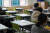 지난 3월 22일 오후 서울의 한 중학교 교실에서 코로나19 확진으로 재택치료 및 가정학습 중인 학생들의 빈자리가 보이고 있다. 연합뉴스