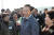 이명박 전 대통령(가운데)이 2009년 대마산단 기공식에서 주민과 대화하고 있다. [중앙포토]