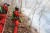 지난 11일 오후 강원 양구군 산불 현장에서 산림청 공중진화대원들이 진화작업을 하고 있다. [연합뉴스]