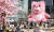 롯데홈쇼핑이 ‘어메이징 벨리곰’ 공공 전시를 진행하고 있다. 사진은 서울 송파구 롯데월드타워 앞에 설치된 15m 초대형 ‘벨리곰’. [사진 롯데홈쇼핑]