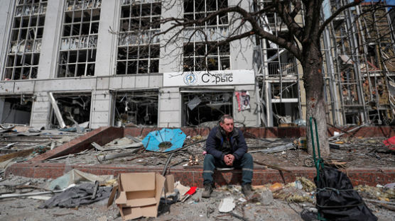 90% 파괴된 마리우폴…"거리 시신 뒤덮여, 민간인 1만명 사망"