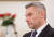 카를 네함머 오스트리아 총리가 11일 모스크바의 오스트리아 대사관에서 블라디미르 푸틴 러시아 대통령과의 회담에 대해 기자회견을 하고 있다. 로이터=연합뉴스