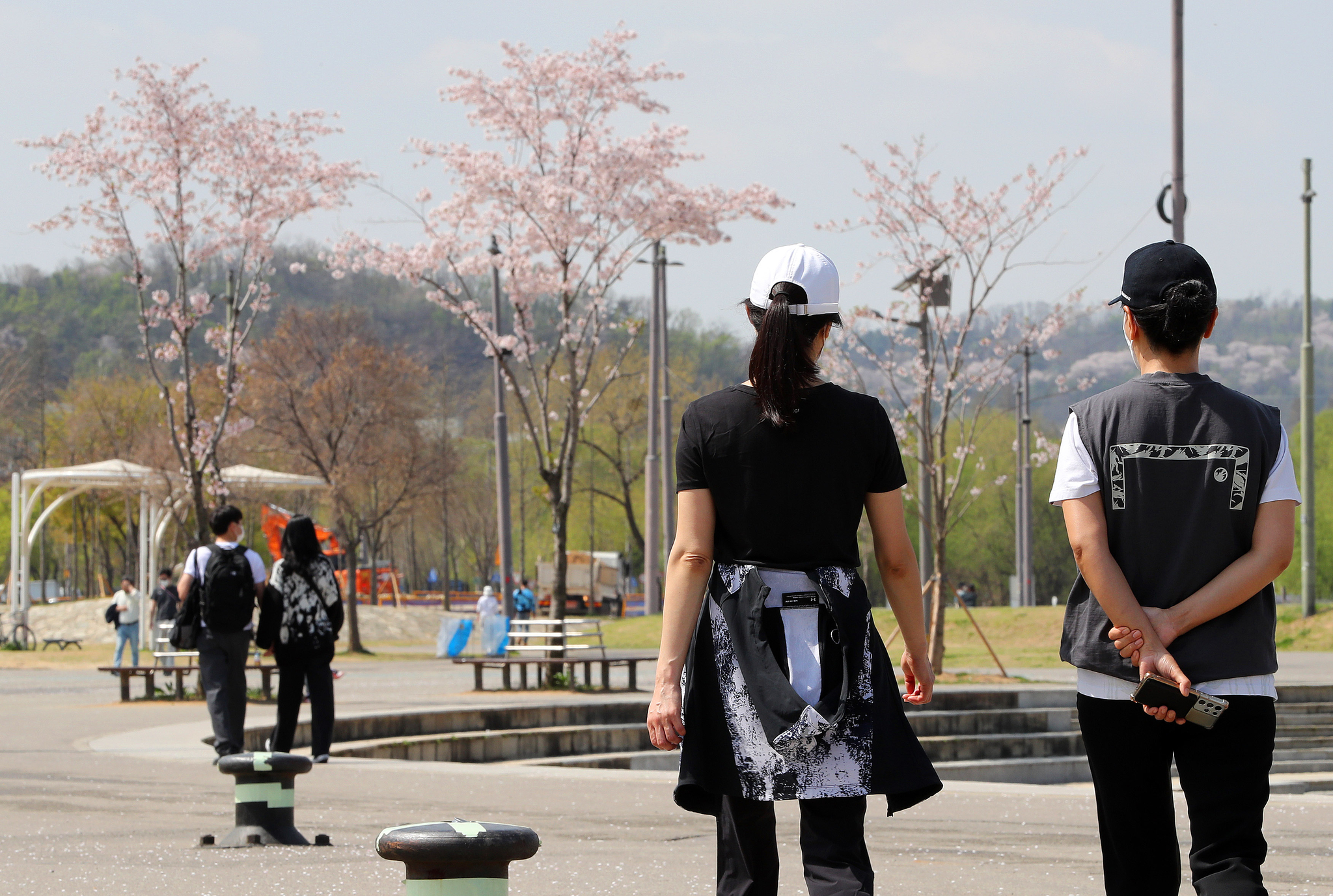 초여름 날씨를 보인 11일 서울 반포한강공원에서 반팔 차림의 시민들이 산책을 하고 있다. 뉴스1
