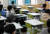 지난달 22일 오후 서울의 한 중학교 교실. 코로나19 확진으로 재택치료 및 가정학습 중인 학생들의 빈자리가 보인다. [연합뉴스]