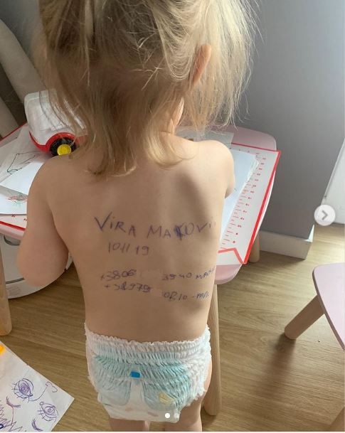 두살 우크라이나 소녀 비라의 등에 그녀의 이름, 생년월일, 부모 전화번호가 적혀있다. [사진 인스타그램]