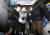 초등학생 두 아들을 살해한 혐의로 구속된 40대 여성 A씨가 13일 오전 서울 금천경찰서에서 서울남부지검으로 송치되고 있다. 뉴스1