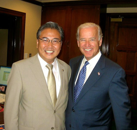 2009년 당시 미 상원 외교위원장이었던 조 바이든 대통령과 만난 박진 후보자. [중앙포토]
