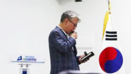 조응천, 민주당사 실내서 전자담배 '뻑뻑'…논란 부른 사진 한장