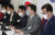권성동 국민의힘 원내대표(오른쪽에서 두 번째)가 13일 오후 서울 여의도 국회에서 '검수완박' 관련 법사위원 긴급 기자간담회에서 모두발언을 하고 있다. 뉴스1