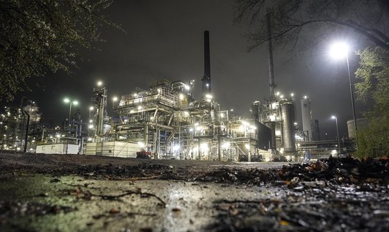 독일 겔센키르헨의 한 정유공장. 유럽연합은 공공요금 인상과 인플레이션이 거의 확실함에도 불구하고 지난 8일 러시아 석탄 수입 금지 조처를 내렸다. [로이터=연합뉴스]