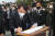 윤석열 당선인이 국민의 힘 대선 후보 시절인 지난해 11월 경남 김해시 봉하마을을 방문 고 노무현 전 대통령 묘소를 참배한 뒤 방명록에 글을 적고 있다. 송봉근 기자