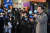 이재명 더불어민주당 대선후보가 2월 24일 오전 충북 충주시 젊음의 거리에서 정치개혁을 추진을 약속하며 지지를 호소했다. 뉴스1