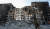 친러시아 반군 소속 병사가 지난달 28일(현지시간) 러시아군 공격으로 처참히 파괴된 우크라이나 남부 항구도시 마리우폴의 한 아파트 앞을 지나고 있다. [로이터=연합뉴스]