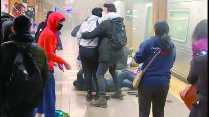 뉴욕 출근길 지하철서 총기 난사, 29명 부상