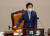 박병석 국회의장이 15일 서울 여의도 국회에서 제 395회 본회의 (임시회)에서 의사봉을 두드리고 있다. 뉴시스