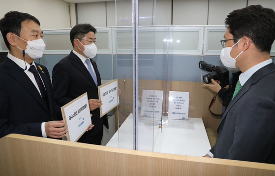 더불어민주당 박찬대, 김용민(왼쪽) 의원이 15일 국회 의안과에 검찰청법 일부 개정 법률안과 형사소송법 일부 개정 법률안을 제출하고 있다. 뉴스1