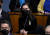 8일(현지시간) 핀란드 의회에서 볼로디미르 젤렌스키 우크라이나 대통령의 화상 연설을 듣고 있는 산나 마린 총리. 로이터=연합뉴스
