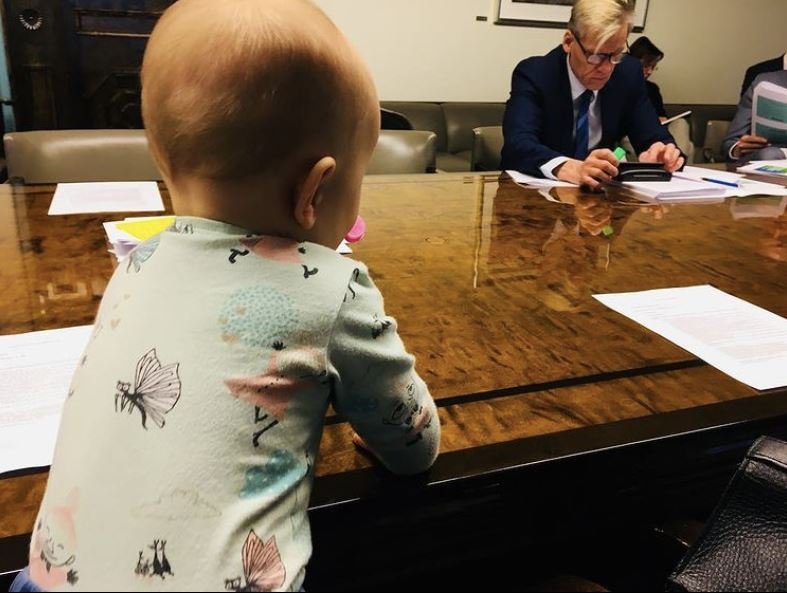 산나 마린 핀란드 총리는 국회의원이던 2018년 딸을 출산했다. 딸을 데리고 의회에 출근했을 때 모습. [인스타그램 캡처]