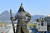(서울=뉴스1) 2020년 4월 9일 오전 서울 종로구 광화문광장에서 관계자들이 새봄을 맞아 이순신 장군 동상 물청소를 하고 있다