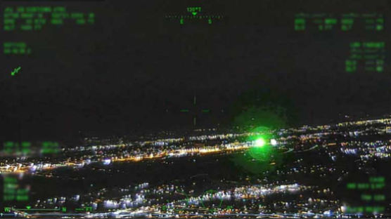 시애틀 공항에 쏘는 공포의 녹색광선…FBI는 1200만원 내걸었다