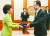 2013년 4월 17일 청와대 접견실에서 열린 신임장관 임명장 수여식서 박근혜 대통령이 채동욱 검찰총장에게 임명장을 수여하고 있다.  [ 청와대사진기자단 ] 