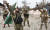 러시아측에서 싸우고 있는 체첸공화국 아크마트 의용군 병사들이 17일 러시아측이 장악한 우크라이나 마리우폴의 일리치 제철소에서 만세를 부르고 있다. TASS=연합뉴스