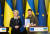 볼로디미르 젤렌스키(오른쪽) 우크라이나 대통령이 우르줄라 폰데어라이엔 EU 집행위원장이 절달한 EU 설문지를 들고 있다. AFP=연합뉴스