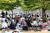 ‘사회적 거리 두기’ 종료를 하루 앞둔 17일 오후 서울 여의도 한강공원에 나들이객이 붐비고 있다. [연합뉴스]