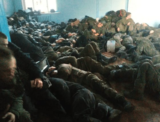 러시아군이 우크라니아 침공(2월 24일)하기 전 숙소가 없어 벨라루시 기차역에서 자고 있는 모습. Rob Lee 트위터 계정