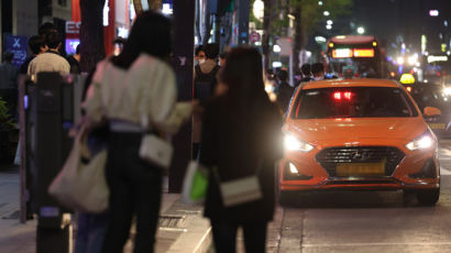 거리두기 풀리자 심야 택시잡기 전쟁…팔 걷은 서울시