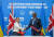 프리티 파텔 영국 내무장관(왼쪽)이 14일(현지시간) 르완다 키갈리에서 열린 공동 기자회견에서 빈센트 비루타 르완다 외무장관과 이주민 관련 협약서를 작성한 뒤 악수하고 있다. 로이터=연합뉴스