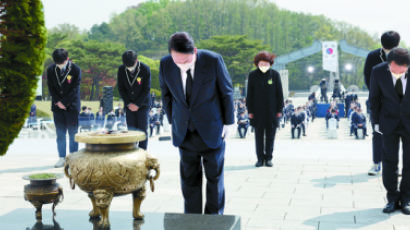[사진] 윤 당선인, 4·19혁명 기념식서 묵념