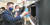 허인환 인천 동구청장(왼쪽)이 청소년을 위한 메이커스페이스 공간인 청본창작소의 3D 프린트실에서 체험 결과물을 확인하고 있다. [사진 인천 동구]