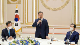 文, 전직 장관과 靑오찬 "혼신의 힘 다했다…세계가 한국 찬사"