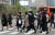 18일 서울 종로구 광화문 네거리에서 마스크를 쓴 시민들이 출근을 하고 있다. 뉴스1