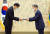 문재인 대통령이 21일 청와대에서 이창용 신임 한국은행 총재에게 임명장을 수여하고 있다.(청와대 제공) 뉴스1 